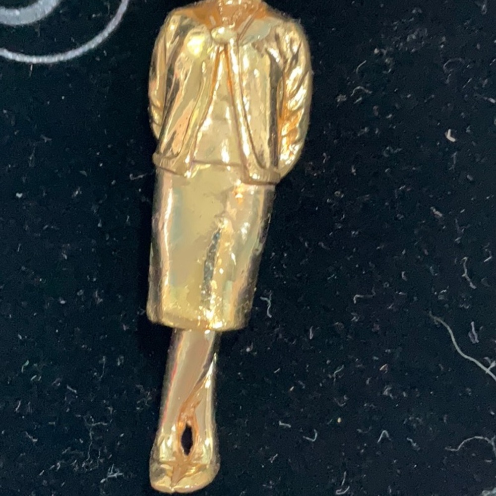 CHANEL Gold Pendant with Iconic CC Logo - Picture 3 of 10